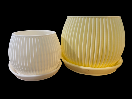 Ribbed Plastic Pot With Saucer